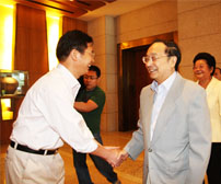 潔爾爽公司總經(jīng)理商成杰歡迎十屆全國人大常委會(huì)副委員長(zhǎng)蔣正華指導(dǎo)工作。（2008）